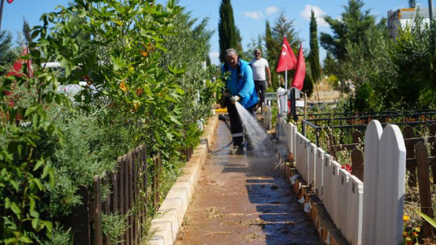 Adıyaman Belediyemizden Bayram Öncesi Mezarlıklarda Temizlik Çalışması
