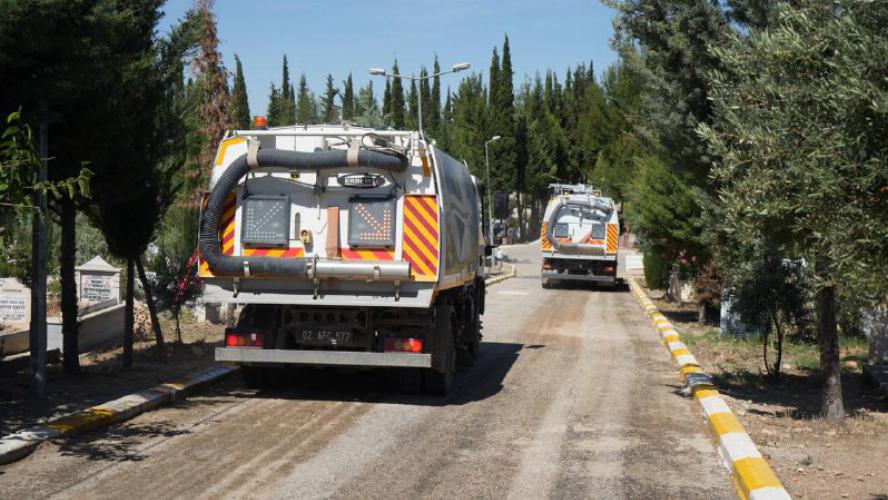 Adıyaman Belediyemizden Bayram Öncesi Mezarlıklarda Temizlik Çalışması