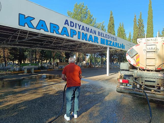 Adıyaman Belediyemizden Bayram Öncesi Mezarlıklarda Temizlik Çalışması