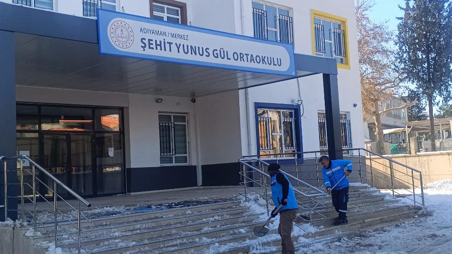 Adıyaman Belediyemizden 98 okulda kar ve buz temizliği