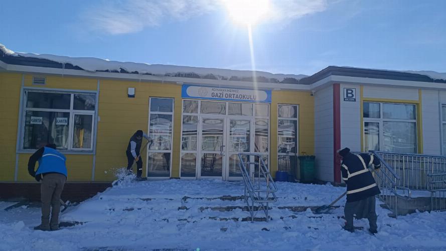 Adıyaman Belediyemizden 98 okulda kar ve buz temizliği