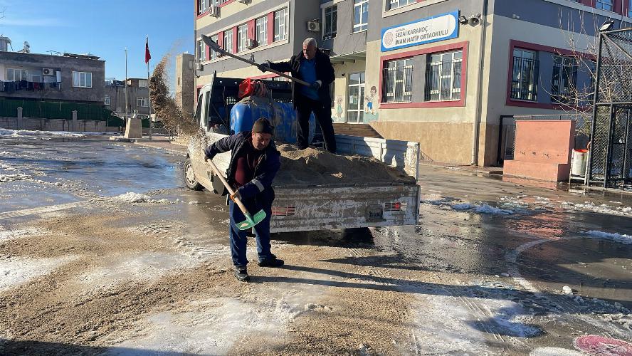 Adıyaman Belediyemizden 98 okulda kar ve buz temizliği
