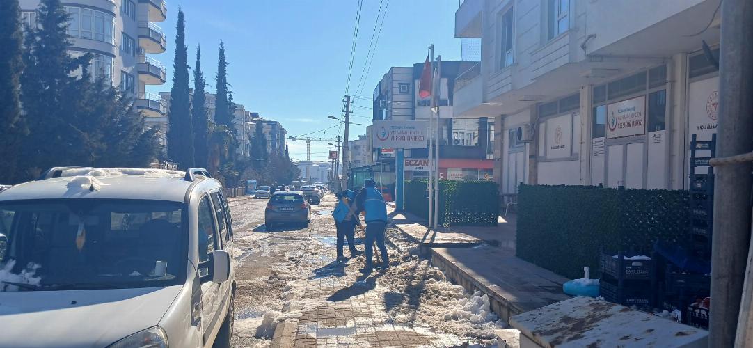 Adıyaman Belediyemizden 98 okulda kar ve buz temizliği