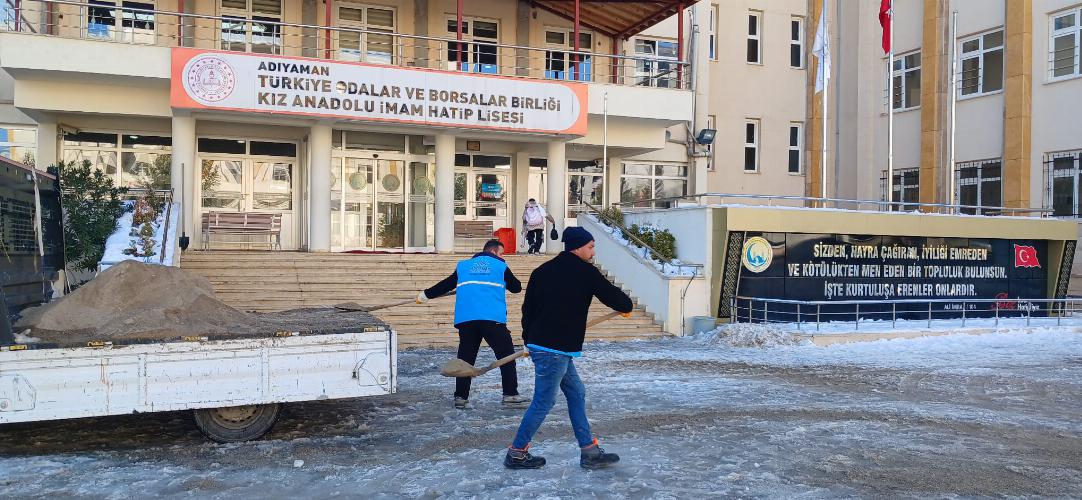 Adıyaman Belediyemizden 98 okulda kar ve buz temizliği