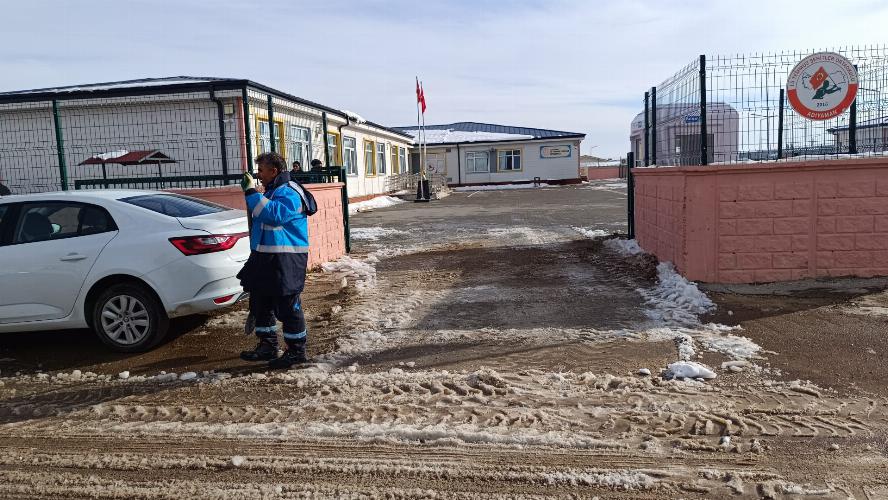Adıyaman Belediyemizden 98 okulda kar ve buz temizliği