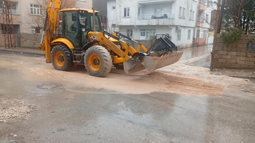 Adıyaman Belediyemizden yollara anında müdahale: Ekipler sahada   