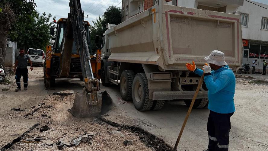 Adıyaman Belediyemiz 8 Mahallede Yama ve Dolgu Çalışmalarını Sürdürüyor