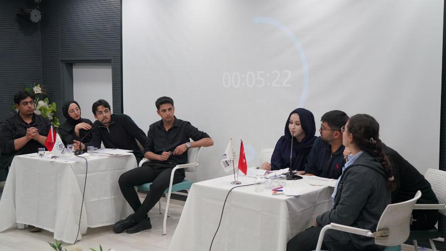 AKEM’de münazara heyecanı   