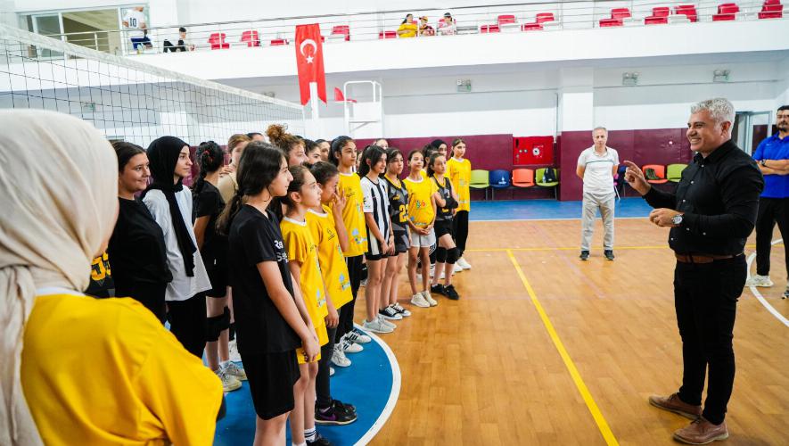 Adıyamanlı Genç Sporcular Filenin Sultanlarına Özenerek Voleybola Başladı 