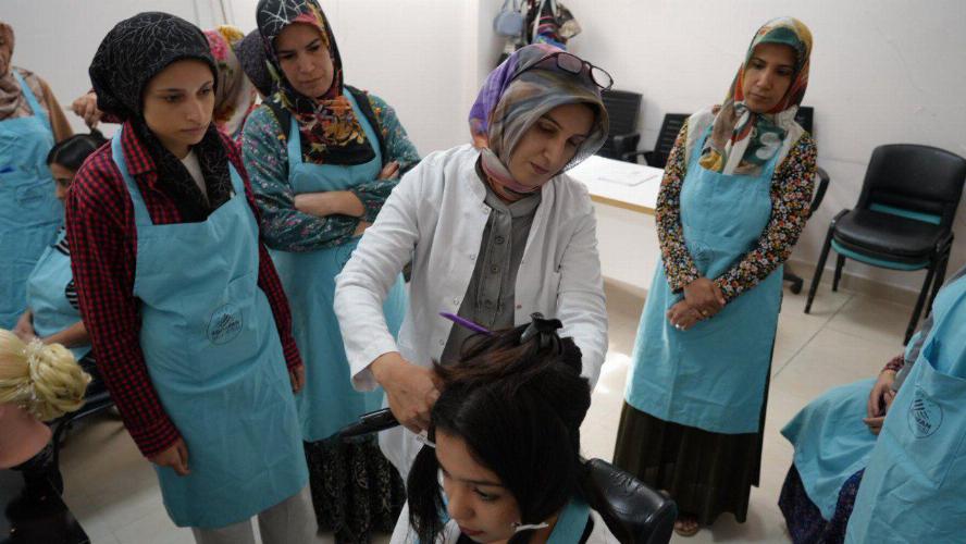 Adıyaman Belediyemiz ve Diakonie Derneği’nden kadınlara kuaförlük eğitimi