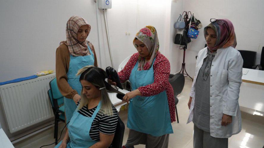 Adıyaman Belediyemiz ve Diakonie Derneği’nden kadınlara kuaförlük eğitimi