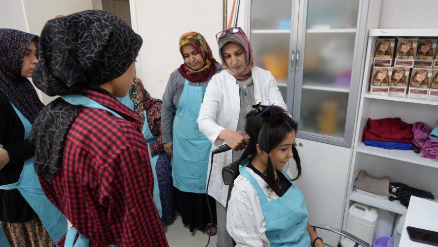 Adıyaman Belediyemiz ve Diakonie Derneği’nden kadınlara kuaförlük eğitimi
