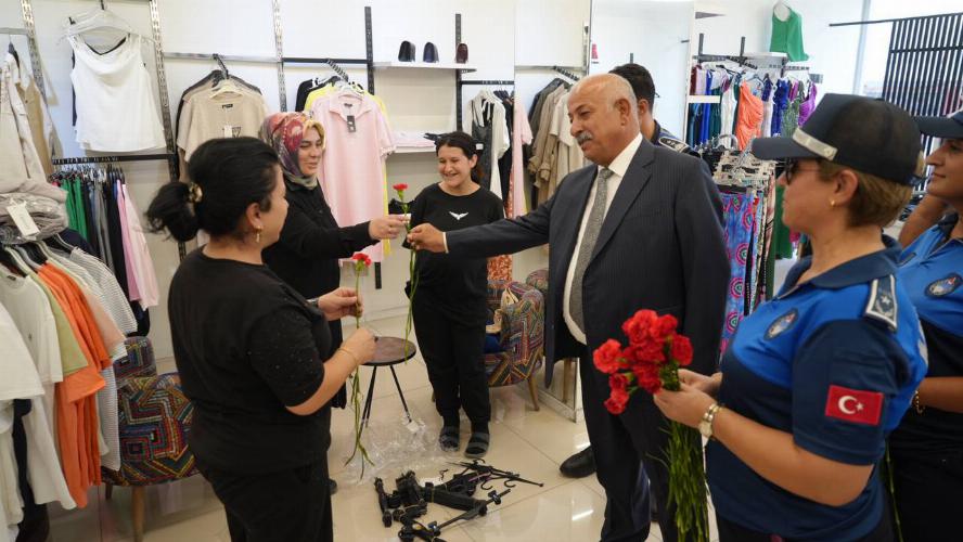 Adıyaman Belediyemiz zabıtası esnafa kırmızı karanfil dağıttı