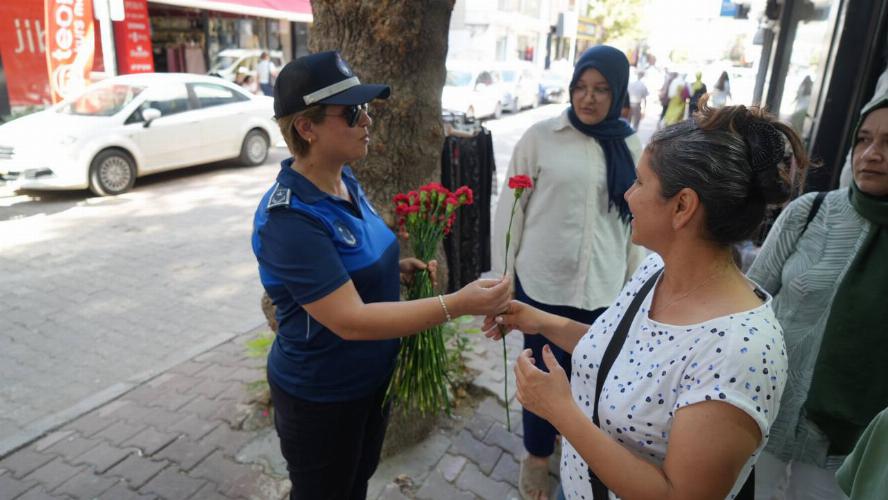 Adıyaman Belediyemiz zabıtası esnafa kırmızı karanfil dağıttı