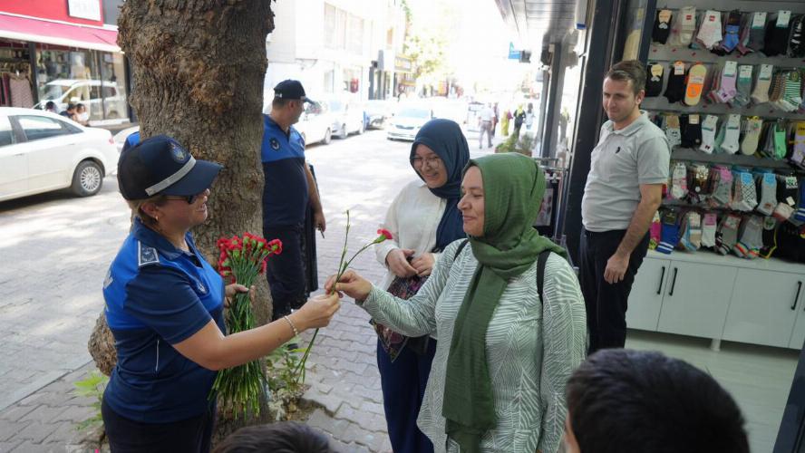 Adıyaman Belediyemiz zabıtası esnafa kırmızı karanfil dağıttı