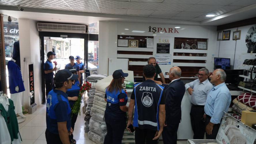Adıyaman Belediyemiz zabıtası esnafa kırmızı karanfil dağıttı