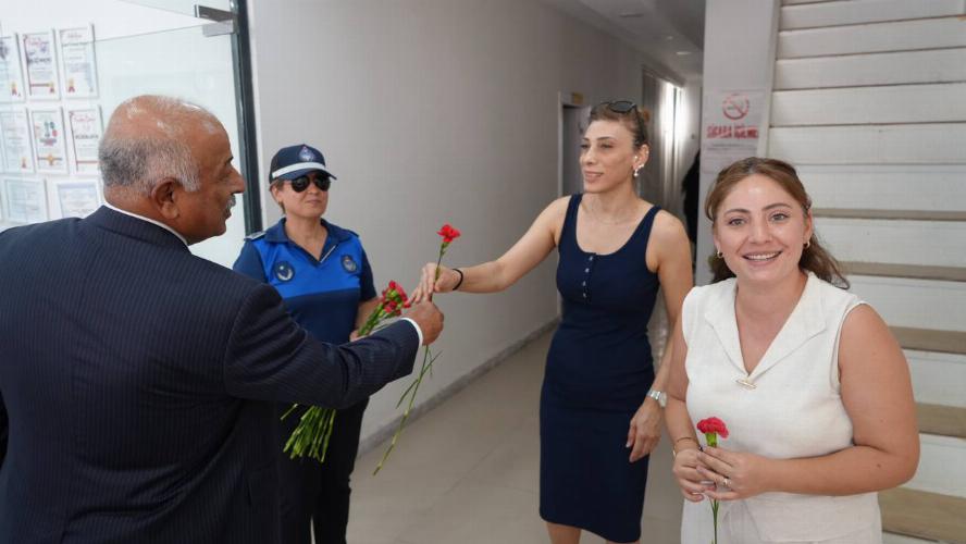 Adıyaman Belediyemiz zabıtası esnafa kırmızı karanfil dağıttı