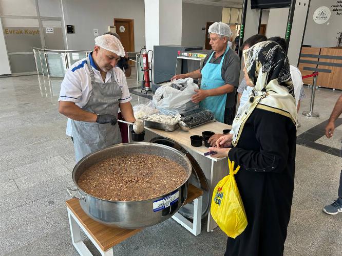 Adıyaman Belediyemizden 6 bin kişiye aşure ikramı