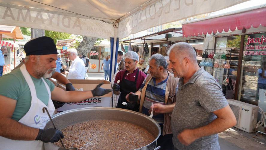 Adıyaman Belediyemizden 6 bin kişiye aşure ikramı
