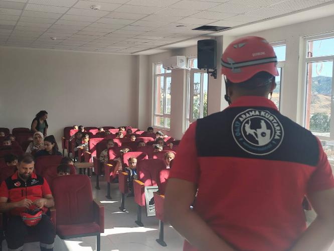 Adıyaman Belediyemizden miniklere deprem eğitimi