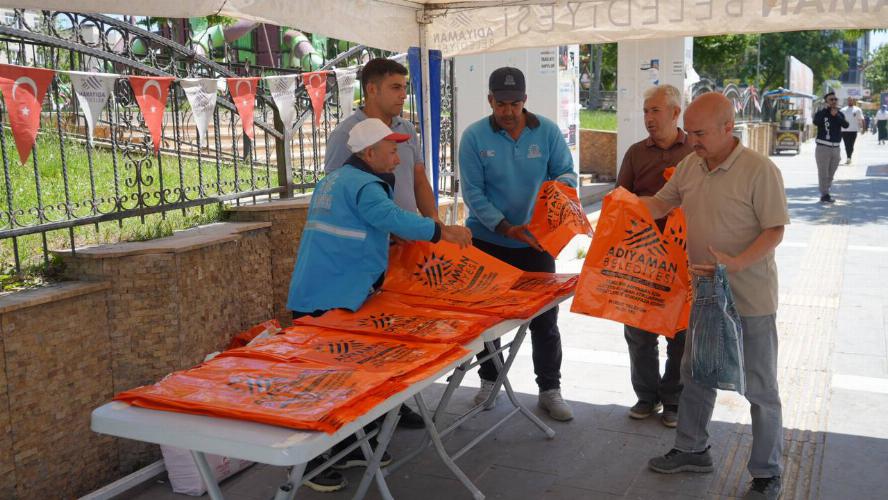 Adıyaman Belediyesi Ücretsiz Kurban Atık Poşeti Dağıttı