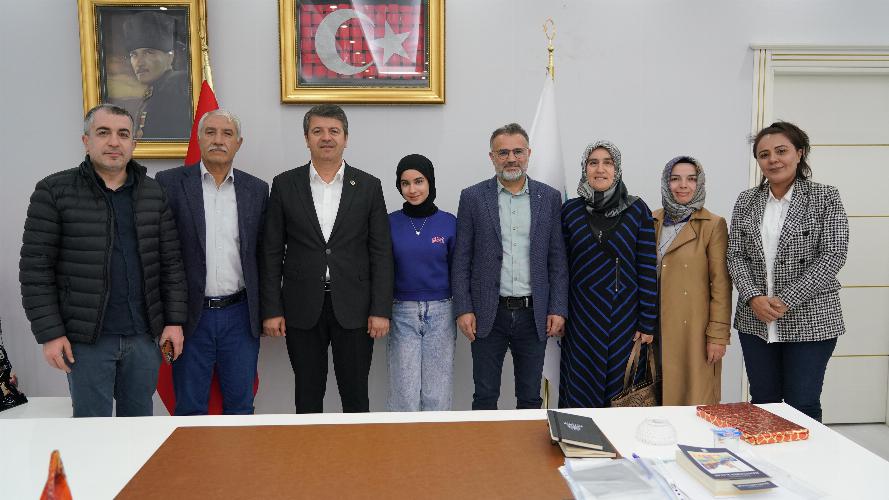 Başkanımız Tutdere koltuğunu Adıyaman LGS birincisi Zeynep Rana’ya devretti