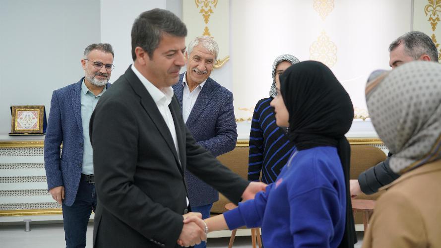 Başkanımız Tutdere koltuğunu Adıyaman LGS birincisi Zeynep Rana’ya devretti