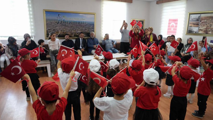 Belediyemizin kreşlerinde miniklerden anlamlı Cumhuriyet Bayramı kutlaması   