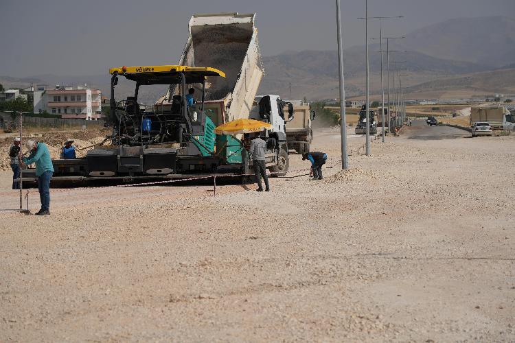 Mersin Caddesi’nde asfalt serim çalışmaları başladı