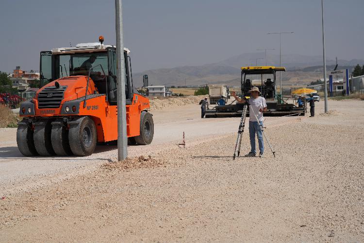 Mersin Caddesi’nde asfalt serim çalışmaları başladı