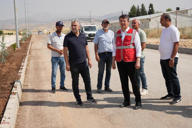 Mersin Caddesi’nde asfalt serim çalışmaları başladı
