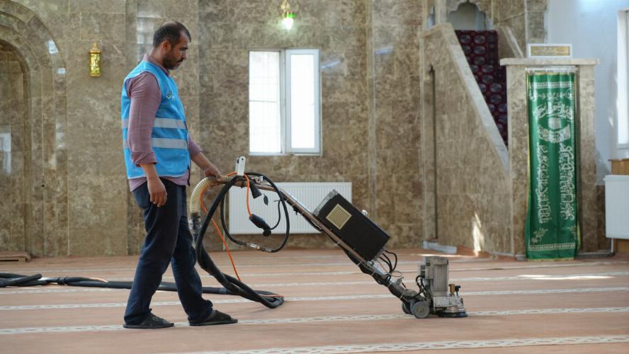 Adıyaman Belediyemiz ibadethanelerde temizlik çalışmalarını sürdürüyor