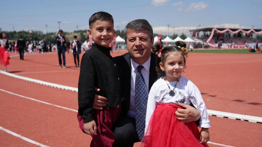 Başkanımız Tutdere, koltuğunu çocuklara emanet etti