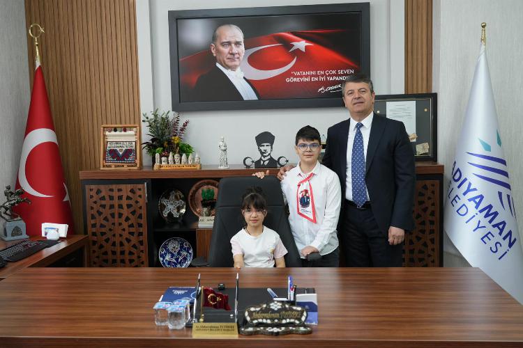 Başkanımız Tutdere, koltuğunu çocuklara emanet etti