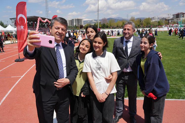 Başkanımız Tutdere, koltuğunu çocuklara emanet etti