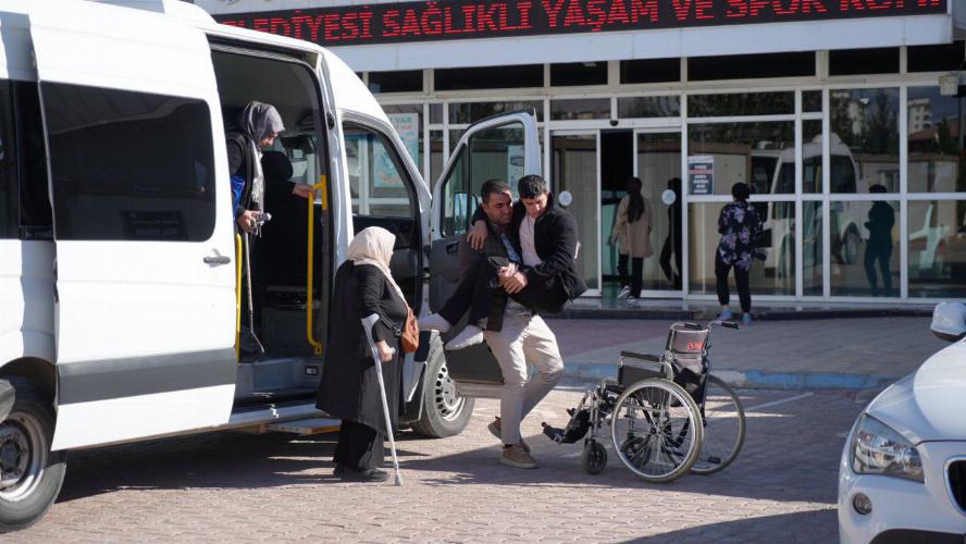 Depremzede Türkan Özer, Adıyaman Belediyemiziin fizik tedavi hizmeti sayesinde yeniden hayata tutundu