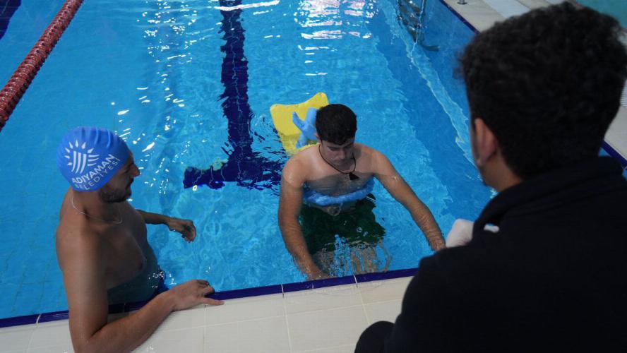 Depremzede Türkan Özer, Adıyaman Belediyemiziin fizik tedavi hizmeti sayesinde yeniden hayata tutundu