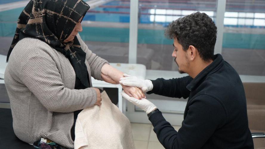 Depremzede Türkan Özer, Adıyaman Belediyemiziin fizik tedavi hizmeti sayesinde yeniden hayata tutundu