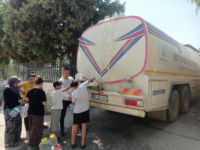 Adıyaman Belediyemizden mahallelere su dağıtım desteği
