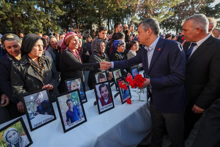 CHP Heyeti Kömür ve Yaylakonak’ta Deprem Şehitlerini Andı   