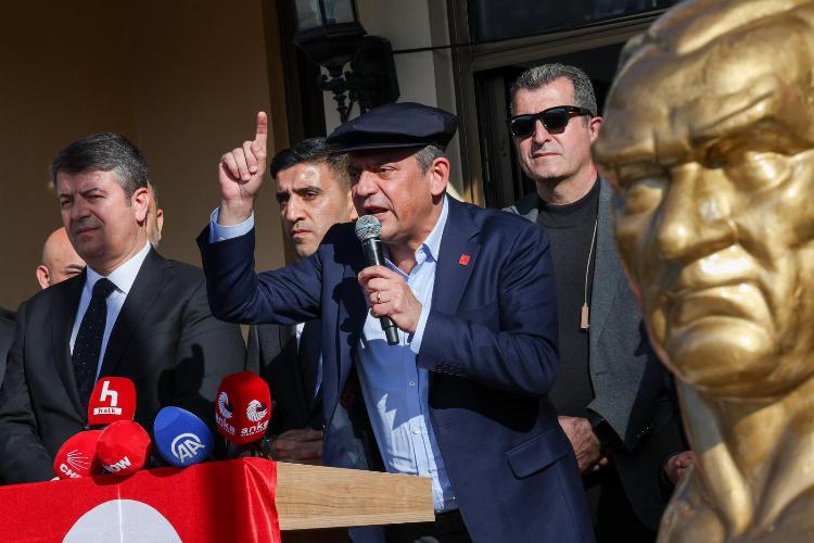 CHP Heyeti Kömür ve Yaylakonak’ta Deprem Şehitlerini Andı   