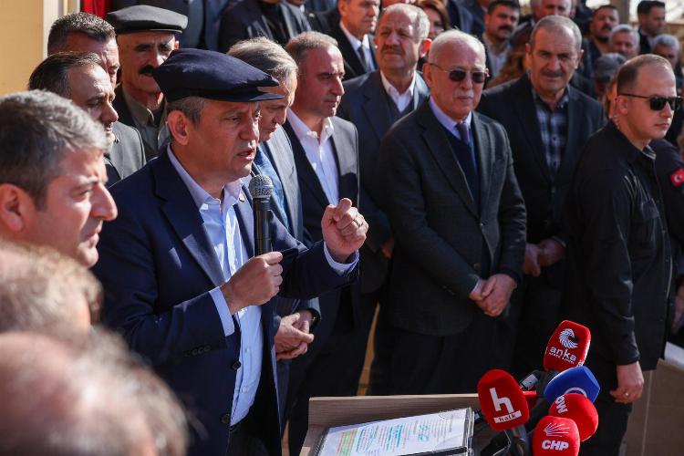 CHP Heyeti Kömür ve Yaylakonak’ta Deprem Şehitlerini Andı   