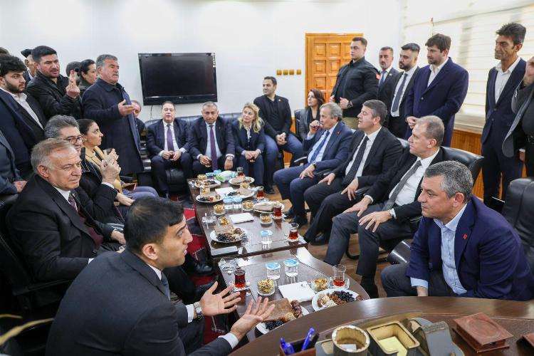 CHP Heyeti Kömür ve Yaylakonak’ta Deprem Şehitlerini Andı   