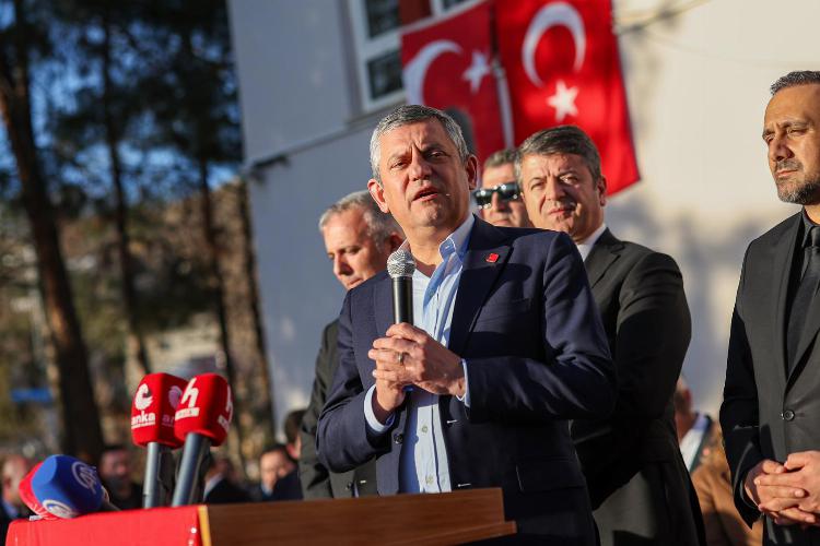 CHP Heyeti Kömür ve Yaylakonak’ta Deprem Şehitlerini Andı   