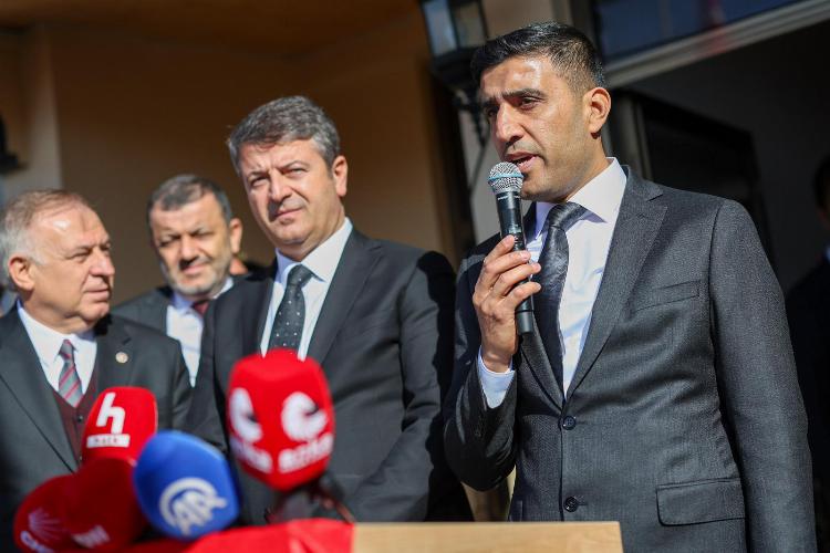 CHP Heyeti Kömür ve Yaylakonak’ta Deprem Şehitlerini Andı   