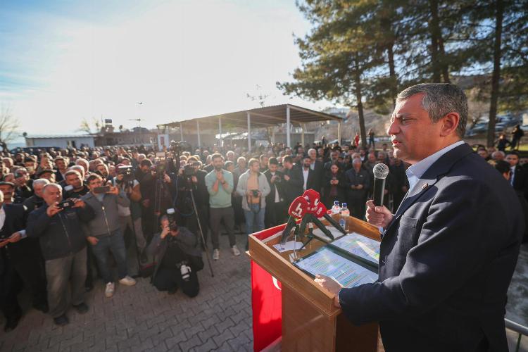 CHP Heyeti Kömür ve Yaylakonak’ta Deprem Şehitlerini Andı   