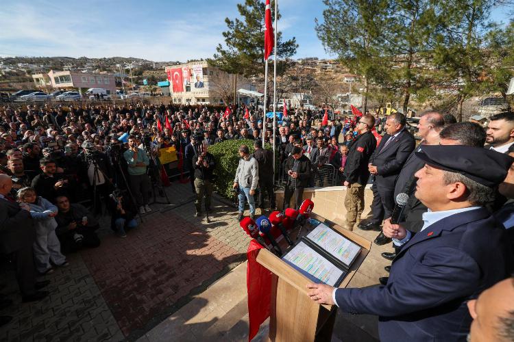 CHP Heyeti Kömür ve Yaylakonak’ta Deprem Şehitlerini Andı   