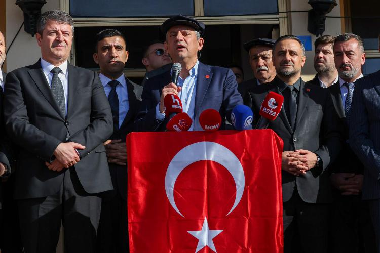 CHP Heyeti Kömür ve Yaylakonak’ta Deprem Şehitlerini Andı   