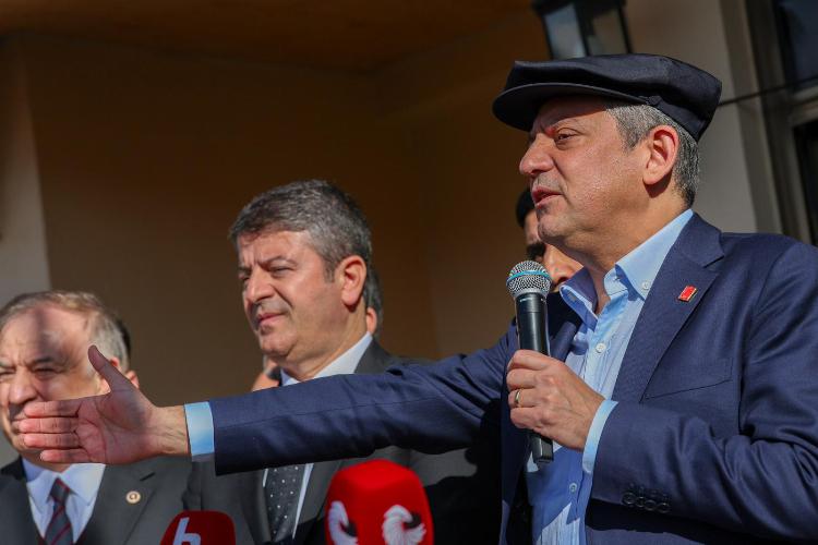 CHP Heyeti Kömür ve Yaylakonak’ta Deprem Şehitlerini Andı   