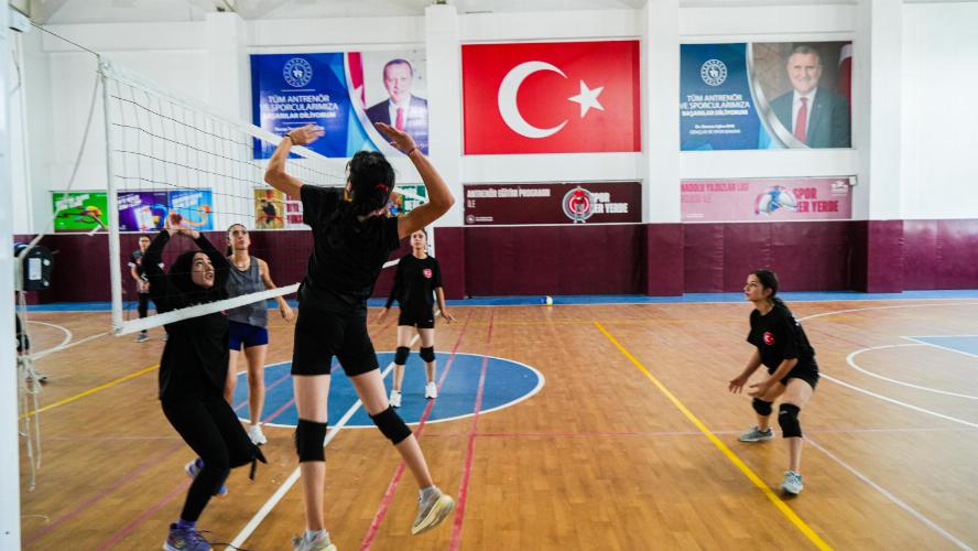 Adıyamanlı Genç Sporcularımız Filenin Sultanlarına Özenerek Voleybola Başladı 